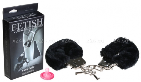 Черные меховые наручники Furry Cuffs