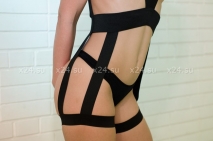 Эластичное боди из лент с открытой грудью
