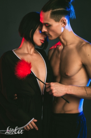 Тиклер с красным пушком Party Hard Nightfall Red