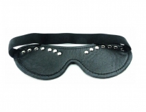 Кожаная черная маска с клепками